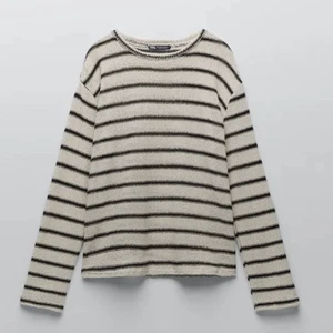 Randig zaratröja - Säljer denna assnygga tröja från zara som jag bara använt 2 ggr. Slutsåld på zaras hemsida. Köpt för 260kr