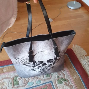 Unik handväska  - Väskan är I mycket bra skick och tar många saker och ha delar innit.finns fler bilder och bud I kommenterna 