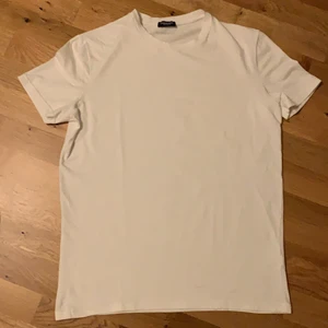 Dsquared2 t-shirt - 2 stycken dsquared2 t-shirt, bra skick. Storlek medium. 1 för 350 båda för 600. Pm för bild eller pris