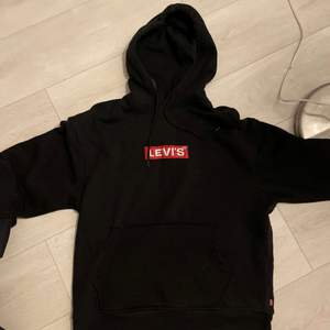 Hoodie från levi’s. Färg: svart, i stolek S. Gör ett fynd, säljes billigt då de fullt i garderoben. Buda eller skriv privat för snabb affär. Hämtas i Eskilstuna annars tillkommer fraktkostnad.