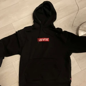 Levi’S hoodie - Hoodie från levi’s. Färg: svart, i stolek S. Gör ett fynd, säljes billigt då de fullt i garderoben. Buda eller skriv privat för snabb affär. Hämtas i Eskilstuna annars tillkommer fraktkostnad.