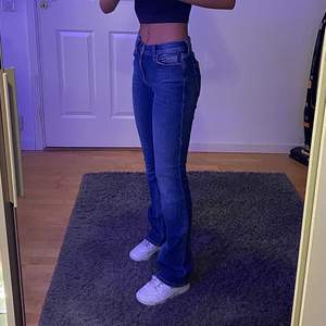 Jeans från Tommy Hilfiger, bra skick sällan använda. Modell: Maddie, Mid Rise Bootcut. Jag är 168 cm lång. Bara att skriva vid frågor, fler bilder eller intresse. 