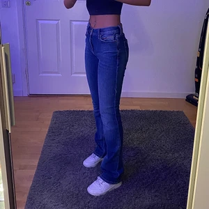 Jeans (Tommy Hilfiger) - Jeans från Tommy Hilfiger, bra skick sällan använda. Modell: Maddie, Mid Rise Bootcut. Jag är 168 cm lång. Bara att skriva vid frågor, fler bilder eller intresse. 