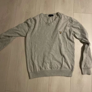 Tröja Lyle & Scott - Super fin tröja i L men skulle säga att den passar mindre stolekar med. I mycket bra skick. Buda eller skriv privat. Hämtas i Eskilstuna annars tillkommer frakt kostnad.