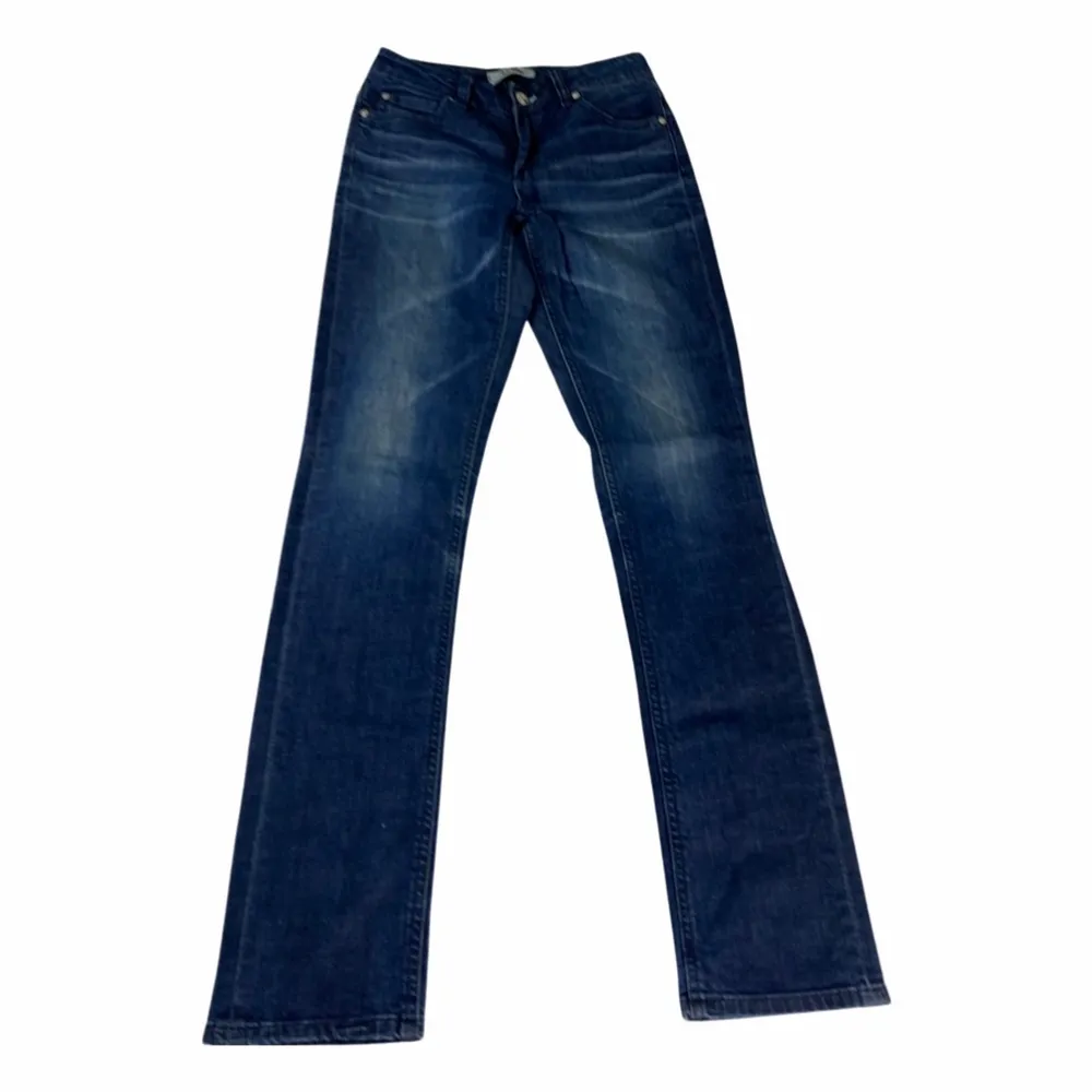 STORLEK: 27/32 | Midjemått: 32cm | Innerbenslängd: 79cm | Fit: straight | Modell: HEX COMMON |  🔮ERBJUDER ALLTID SAMFRAKT OCH MÄNGDRABATT. PS! ALLA PRISER ÄR FÖRHANDLINGSBARA🔮. Jeans & Byxor.