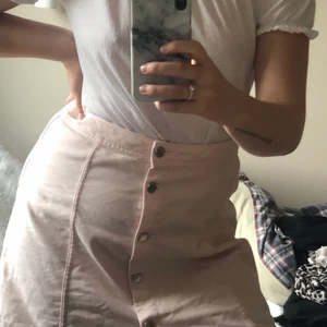 Ljusrosa kjol - Säljer pga för stor för mig. Tror att denna skulle sitta bättre på någon som har större storlek än mig. 