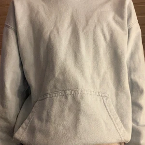 Pastel blå hoodie! - Jag säljer en pastel blå hoodie, den ser lite grå ut på ena bilden men är pastel blå! Passar bra till allt, en myskväll eller i skolan! Köparen står för frakt.