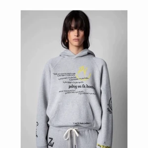 Hoodie - Säljer min enormt snygga hoodie från Zadig Voltaire. Jag använder den typ inte då det inte är min stil men så så snygg. Köpte den för 2500 så inga oseriösa bud tack! 💓💓 frakt betalar köparen 