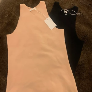 Halterneck linne! - Säljer dessa två halterneck linnen båda i storlek M. En svart och en beige/ljus rosa😊Köparen står för frakt. 100 kr styck.