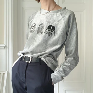 Star Wars sweatshirt i silver  - Silverfärgad tjocktröja med Star Wars tryck. Officiell merch i samarbete med Forever 21, köpt i USA. Skimrar som metall och tappar inte något av sitt glitter. Kan mötas upp i Stockholm eller frakta:)