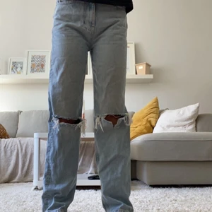 Gina high waisted jeans strlk 32 - Dom kostade 500kr när jag köpte dom men dom är för långa och stor för mig! Jag är 160 cm.