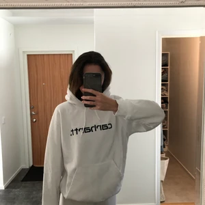Carhartt hoodie  - Hoodien är köpt från Carhart och är i strl M. Den är köpt för 1 år sen och det finns inga fläckar eller liknande på den. Den är inte särskilt mycket använd. Nypris: 799kr. Mitt pris: 250kr. Köparen står för frakt. 