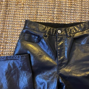 Skinn byxor - Super fina skinnbyxor (fejk). Nästan aldrig använda och i nyskick.  Kom privat för bilder på💕