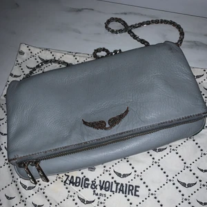 Zadig Voltaire väska  - Säljer denna Zadig väskan som jag köpt i Paris. Kan mötas upp i Västerås och frakta, men köparen får själv stå för frakten 💓 budgivning sker nu på grund av oseriösa köpare! 