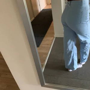 Ljus blåa jeans från H&M i strl s  - Jätte fina Jeans i ljus blå i strl s varför jag säljer dem är för jag behöver pengar. Men som sagt super fina 