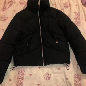 Puffer jacka - Säljer min fina Puffer jacka pga att jag köpt en ny. Jackan är som ny och jag har tagit väl hand om den. Passar så bra inför vintern då den är så varm och skön att ha på💕💕