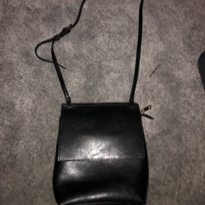 Väska - Super snygg enkel svart väska med bra utrymme och en liten ficka på baksidan frakt tillkommer! 