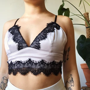 Siden top  - Superfin och skön croptop med spetsdetaljer, dragkedja och reglerbara band. Säljes pga aldrig används🥺 