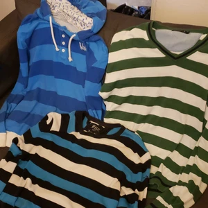 3 tröjor = 300kr - Huvtröja och två vanliga, typ, collegetröjor i fint skick. Priset gäller alla tre plaggen! Eventuellt tillkommer frakt avgift.