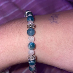  fint blått egengjort armband💙🦋🧿💙 - Egengjort armband pärlorna är väldigt kristall liknande är dock osäker på vilka exakta kristaller det är! Köparen står för frakt!