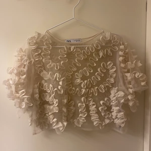 Zara - Så fina topp ifrån zara med fina detaljer,  använd en gång, storlek Medium 