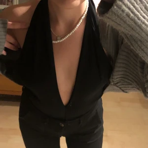 Topp - Body som endast går runt halsen, alltså utan rygg. String-modell så blir inga fula kanter. Storlek XS men passar jättebra på mig som är S, tror den är gjord för någon med större bröst än mig dock:) Frakt tillkommer😍💕💕 