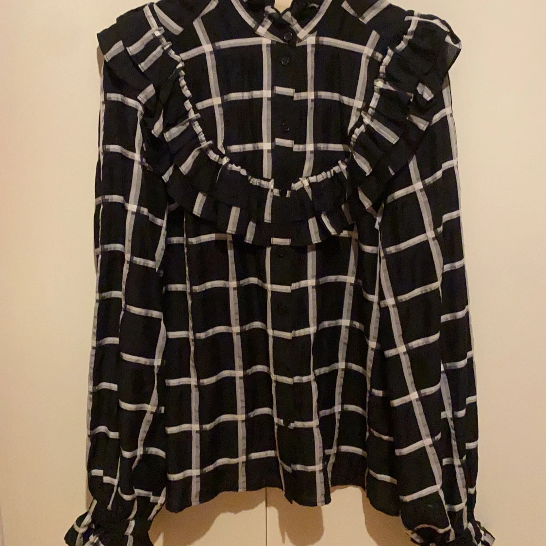 En fyrkantig svart,vit blus - 90