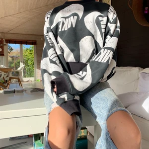 Nike tröja - En svart vit nästan oanvänd Nike tröja.