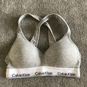 Säljer min älskade CalvinKlein BH. Inte andvänd på ett år eftersom den är för liten. Den är i bra skick och jätte fin✨✨