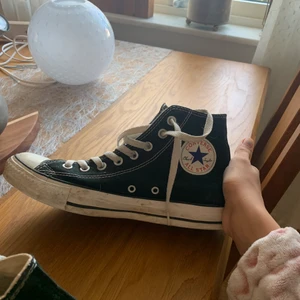 Converse - Svarta converse i okej skick och kommer att rengöras om någon köper dem