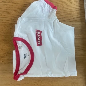 Levis t-shirt - Vit Levis t-shirt med röda detaljer. Storlek xs. Den har inte använt speciellt mycket och är därför i mycket fint skick. 