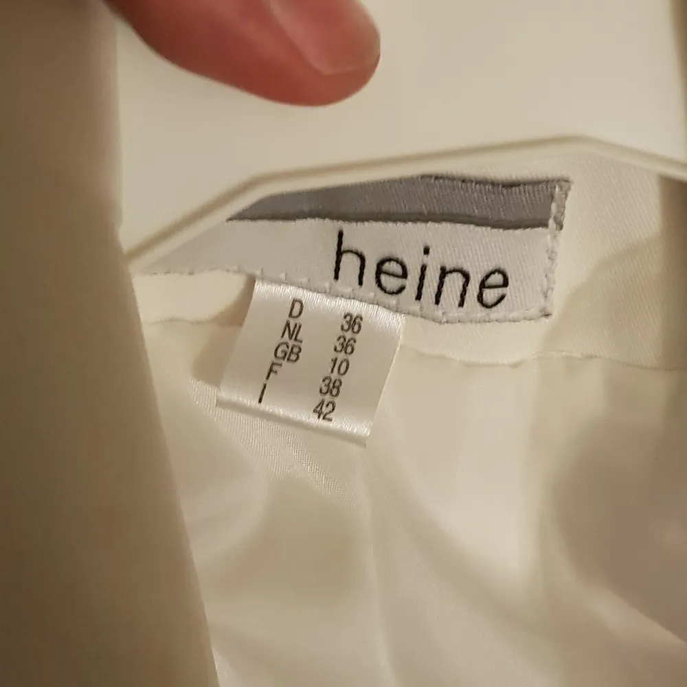 Märke Heine, vit kostym, kavaj med byxa, Storlek Small, byxor 36 med innermått ben ca 72cm. Kostymer.