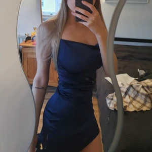 Marinblå sidenklänning - I princip aldrig använd, provade den i vintras och har gått ner i storlek sedan dess