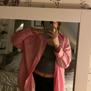 Rosa skjorta - En skitsnygg rosa skjorta från zara, väldigt populär och slutsåld, bra skick💕köparen står för frakten💕