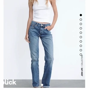 Zara mid rise jeans - Jättefina mid rise jeans från zara, storlek 32, tror de är slutsålda på hemsidan💙💙endast använda en gång och de är INTE avklippta! Buda från 360kr + frakt💙 skriv för fler bilder! Jag är 160 cm lång💙