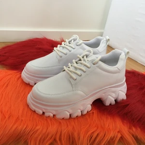 Vita sneakers s.38 - Vita sneakers i storlek 38 som är i helt nytt skick! Dom var min systers men kom aldrig till användning så nu hoppas jag att dom kan få nytt liv hos dig🥰  kan mötas upp i Stockholm och annars står köparen för frakten🌻