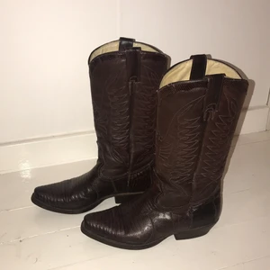 Cowboy boost  - As snygga mörkbruna trendiga cowboyboots, står ingen storlek men skulle säga ca 36-37❣️