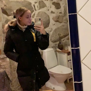 Parajumper long bear svart  - Säljer nu min fina jacka då jag inte har användning av den mer. Jätte fin och varm jacka nu till vintern, köpt begagnat därav priset. Fint skick pris kan diskuteras vid snabb afär! Hör gärna av dig mvh Sofie☺️ 