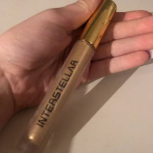 Highlighter stick - En jätte fin highlighter stick som ger mycket färg. Bara testad ett fåtal gånger. Fin färg och väldigt glittrig. Perfekt till ögonskugga. Priset kan sänkas❤️