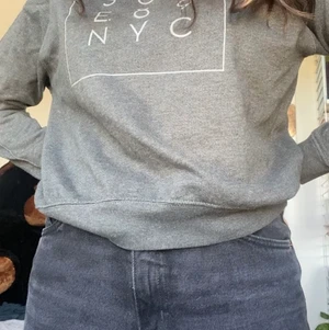 SOC tjocktröja - Hej hej! Säljer min SOC tjocktröja, självklart kan köpet fraktas med övriga köp från mig🥰