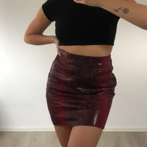 Snakeprint kjol strl 38 - Snygg kjol som bara är använd 1 gång och ser därför helt ny ut. 