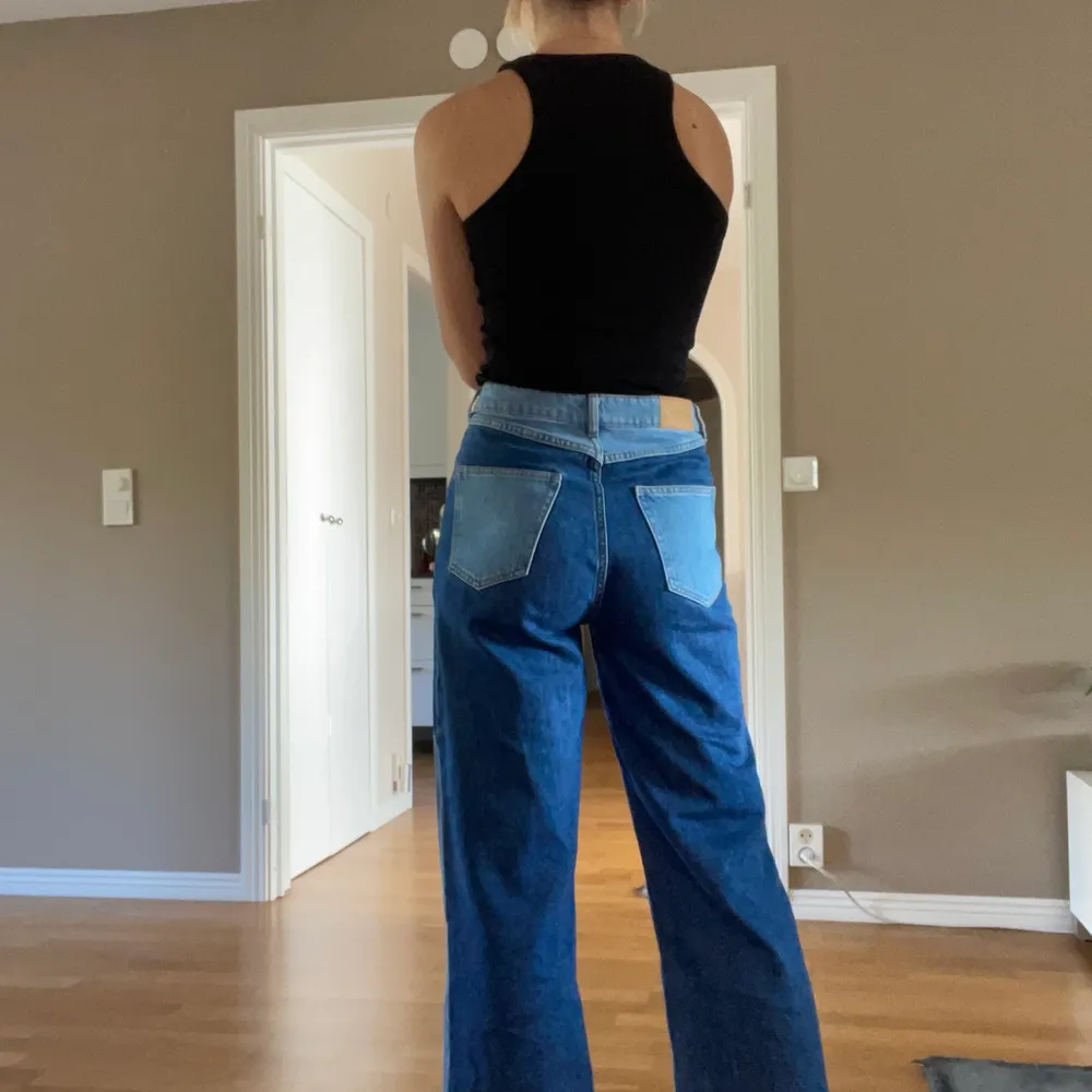 Blåa color block jeans, är 173 cm. Jeans & Byxor.