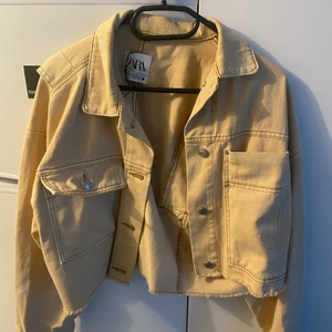 Zara jacka dam  - Jättefin jeansjacka från zara! Den är cropped och är endast använd ett få antal gånger. Storlek XS men passar även om du har storlek S. 