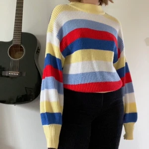 Stickad tröja - Supergullig, randig stickad tröja från Monki! Mysig och lite oversized med ballongärmar. Bra skick då den knappt är använd! Priset kan diskuteras! :-)