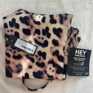 Body i leopardprint - En body i leopardprint från Nelly.com. Storlek XS. Säljer pga kommer inte till användning, prislapparna kvar 
