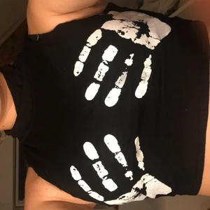 Svart händer på brösten linneish - haha vne va man ska kalla den men men den är jätte bekväm och stretchig så den passar många jag är storlek M å den passar mig perfekt tajt❤️❤️❤️❤️❤️  frakt kostar 50kr😍🤩