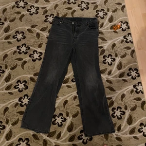 Jeans MONKI - Jätte fina jeans som andvänts Max 3-4 gånger. Säljer pga längden då dem är för korta på mig