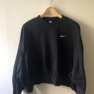 Nike sweatshirt i storlek m, något croppad, knappt använd! Frakt tillkommer:)
