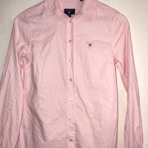 Gant skjorta  - Superfin gant skjorta! Behöver bara strykas sen är den typ som ny. Använd 2 gånger, tyvärr för liten. 🥺🥰