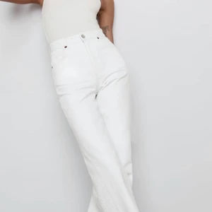 Vita jeans zara - Säljer dessa vita jeans från zara då de har blivit för små! Strl 38 men mer som en 36a! Fint skick, köpare står för frakt, bud: 300kr höj med 20kr budgivning avslutas torsdag 18:00